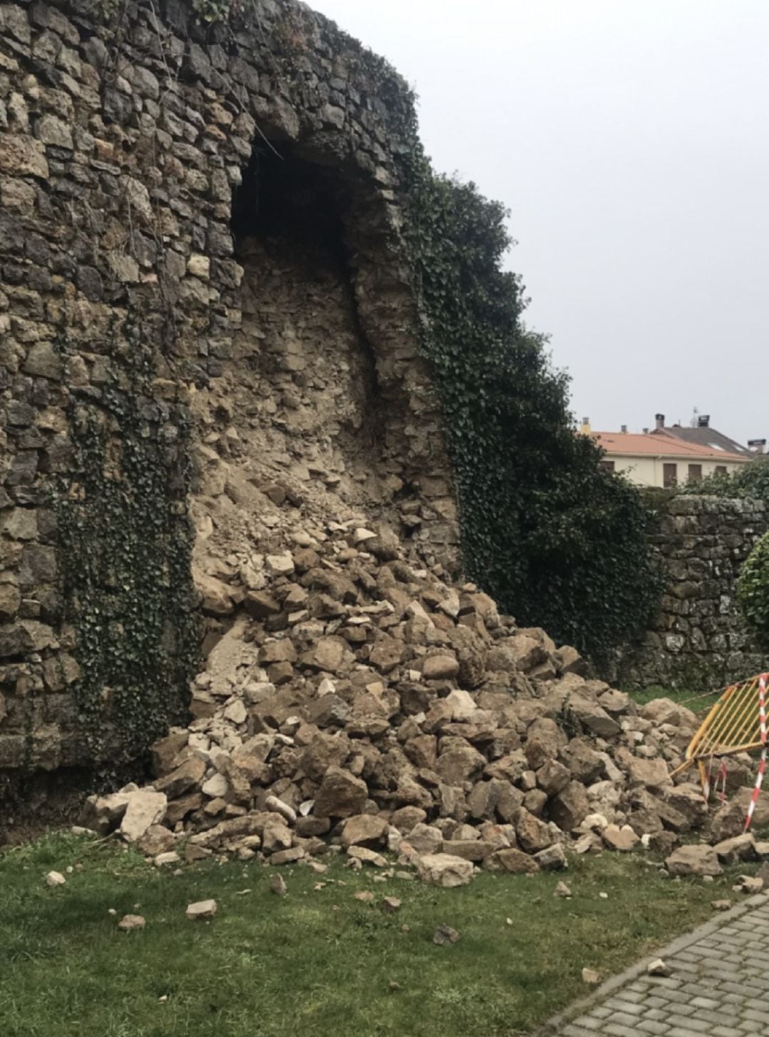 Lienzo de la muralla de Aguilar de Campoo (Palencia) que se ha derrumbado