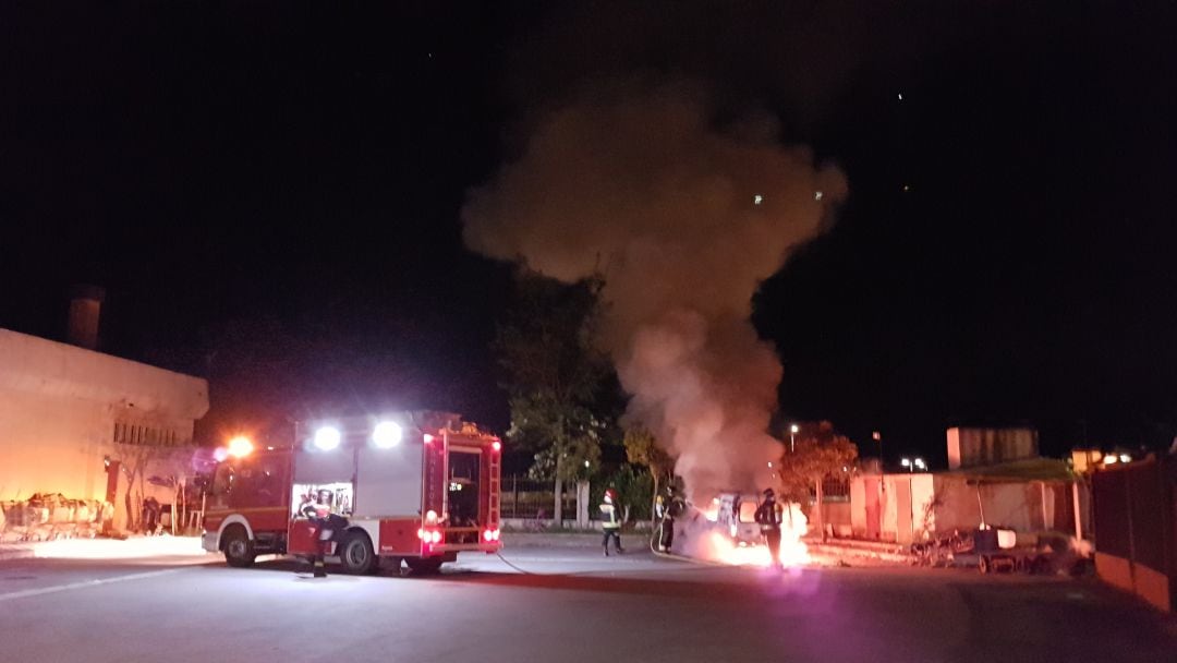  Los Bomberos de Aranda extinguen las llamas que calcinaron un turismo aparcado en la Estación de Autobuses