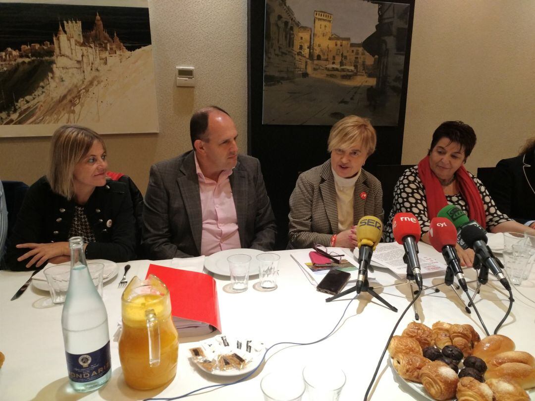 Ana Agudíez (I), Aceves, Leal y Luquero (D) en el desayuno informativo en Segovia.