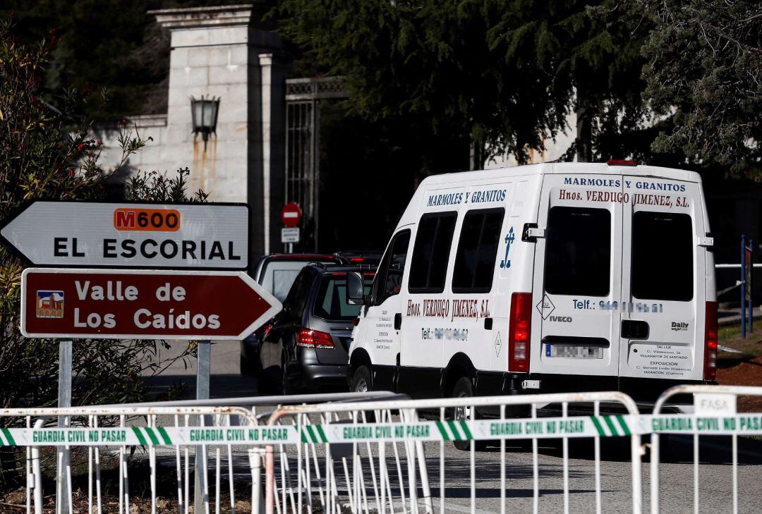 Vista de la entrada al Valle de los Caídos, en San Lorenzo del Escorial, Madrid este lunes de donde El dictador español Francisco Franco (1892-1975) será exhumado y trasladado el próximo jueves 24 de octubre, según informó este lunes el Gobierno español. 