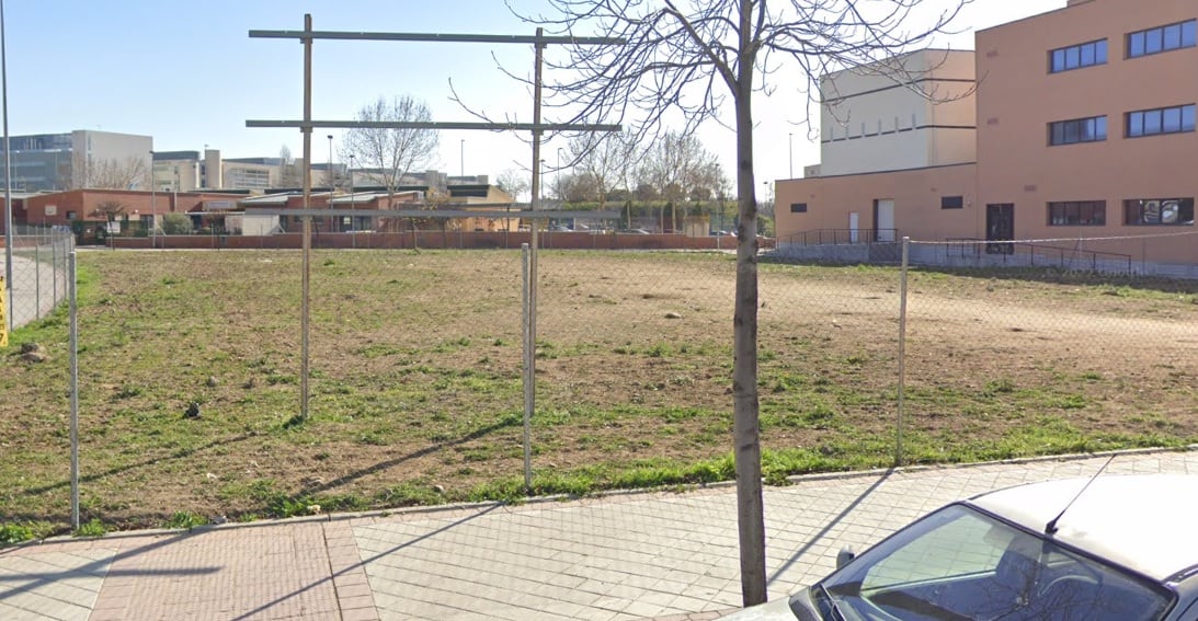 Parcela en la que se construirá el nuevo centro de salud de Fuenlabrada, en el paseo de la Salud esquina con calle Ernest Lluch