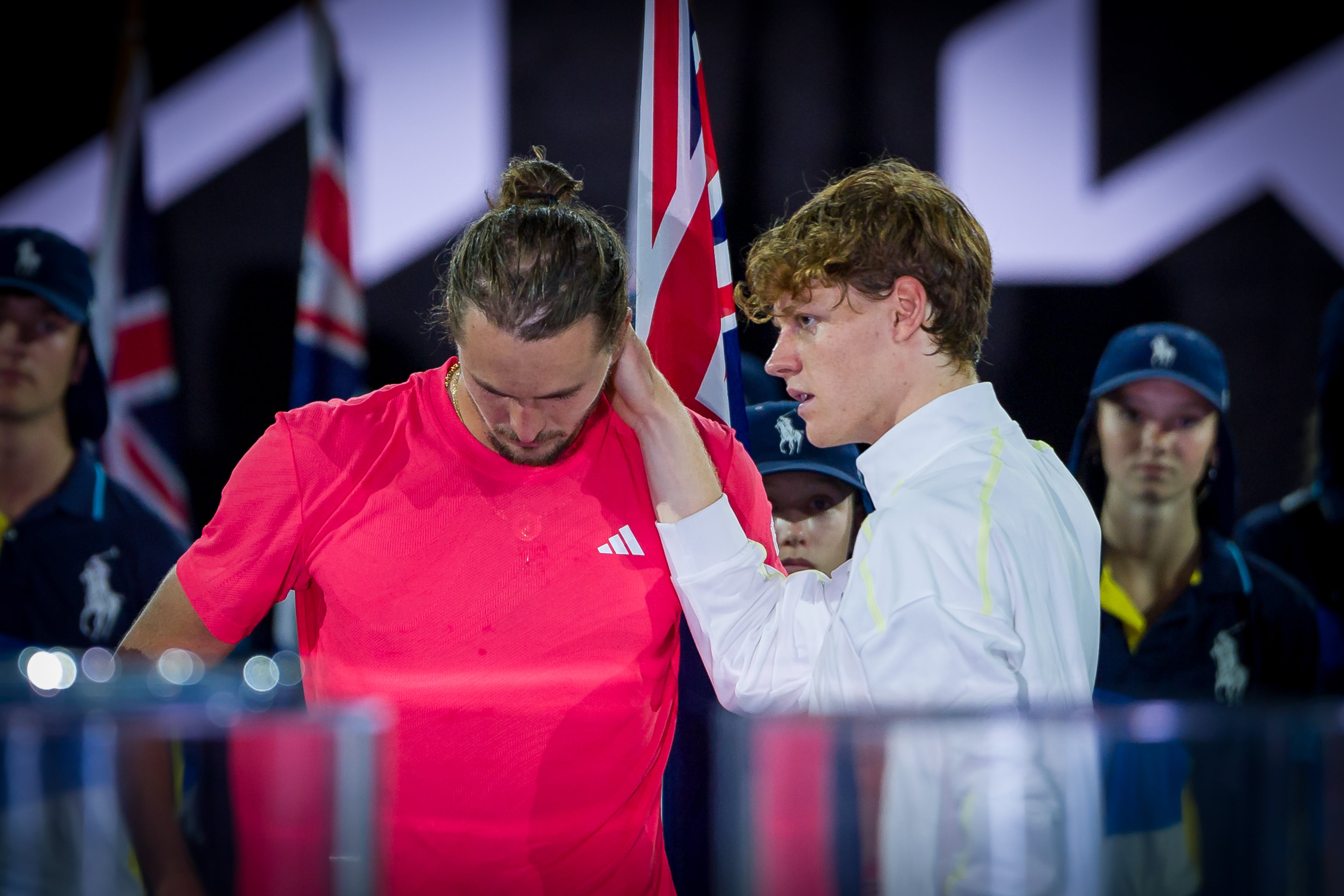 Sinner consuela a Zverev tras la final del Open de Australia