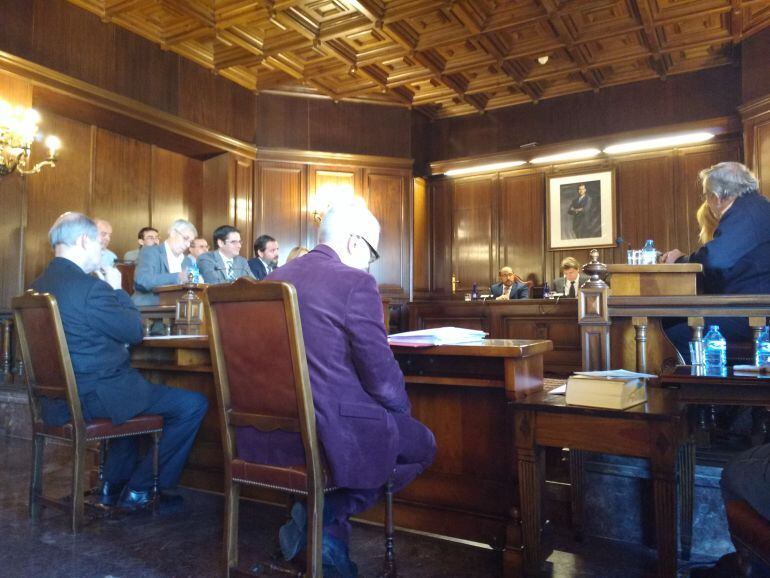 El interventor, de espaldas a la izquierda