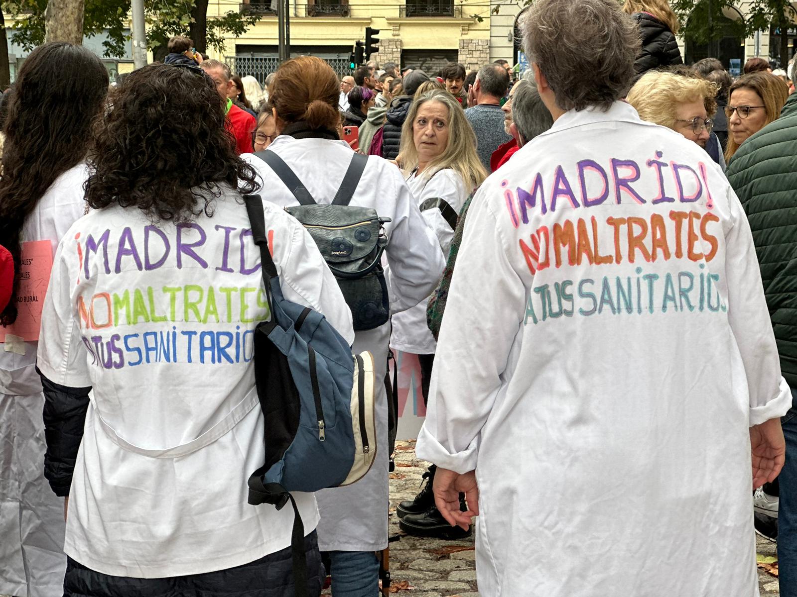 Ciudadanos protestan en las calles de Madrid contra la gestión de la sanidad pública del gobierno de la Comunidad