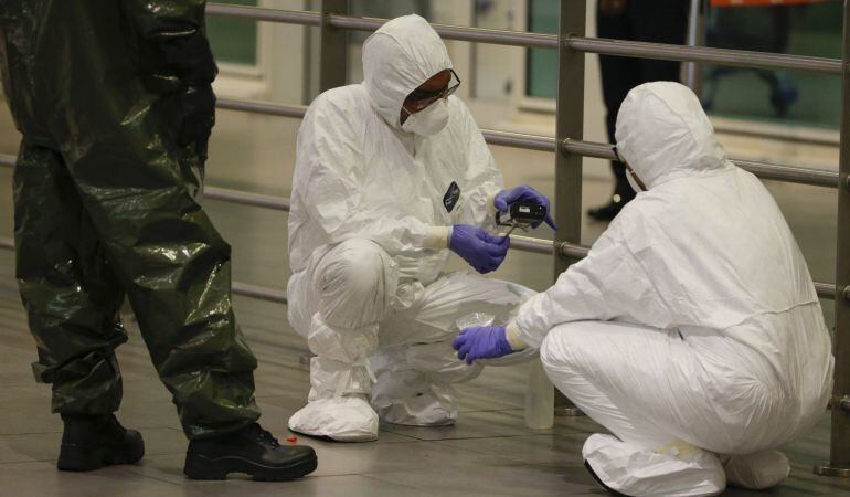 Dos técnicos analizan una muestra en el aeropuerto de Kuala Lumpur.