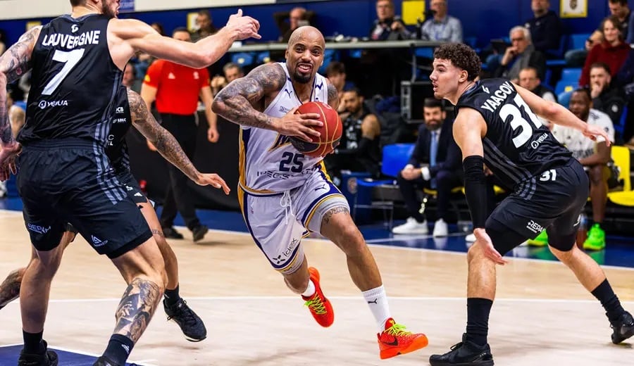 Jordan Theodore durante un partido con el Metropolitans 92 francés.