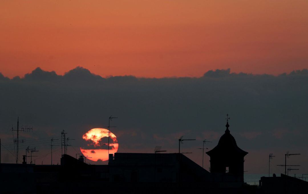 Amanece entre nubes sobre los tejados de Burjassot, Valencia, 