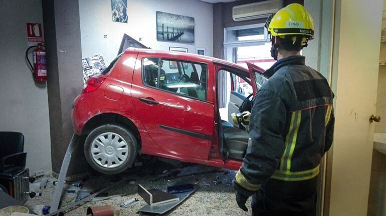 Uno de los bomberos de la capital interviene en el accidente.