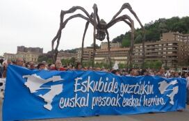 Cabecera de la manifestación por los presos a su paso por "La Araña" del Guggenheim Bilbao