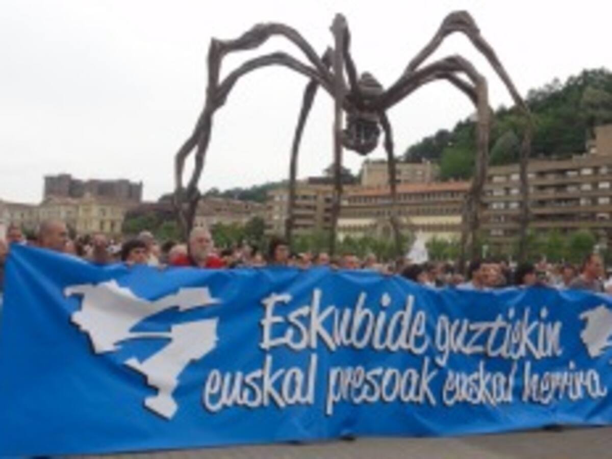 Cabecera de la manifestación por los presos a su paso por "La Araña" del Guggenheim Bilbao