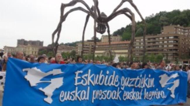Cabecera de la manifestación por los presos a su paso por "La Araña" del Guggenheim Bilbao