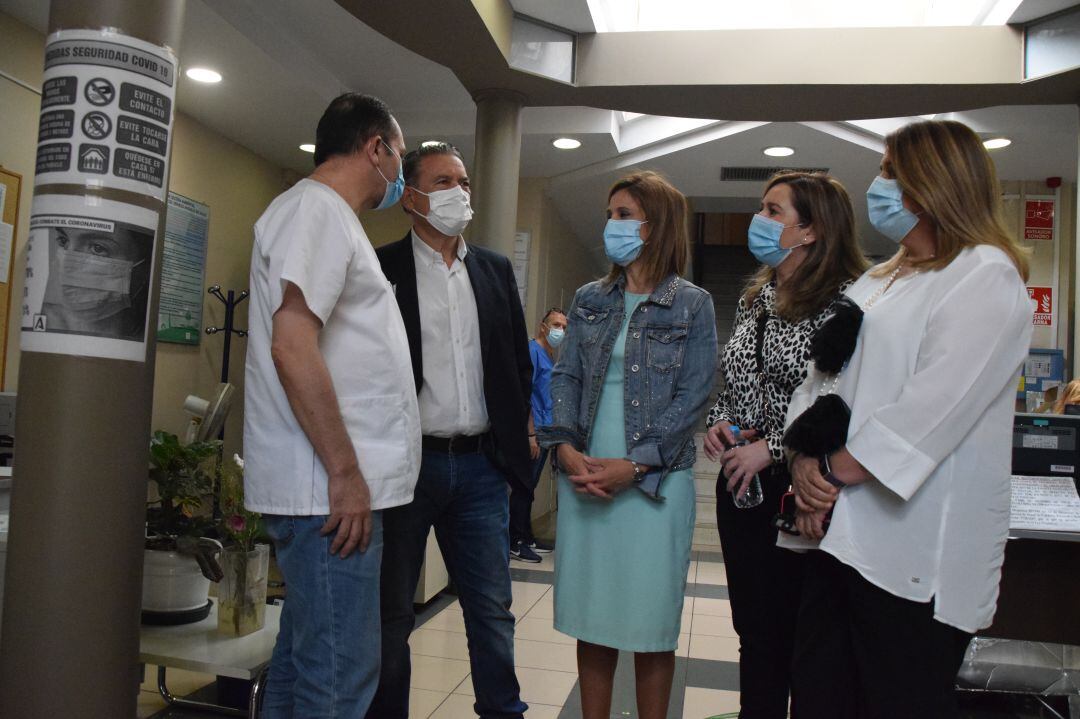 Visita delegada de Salud, Trinidad Rus, al centro de salud San José.