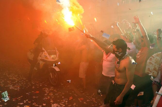 Aficionados del Granada C.F. con bengalas en las cercanías del estadio antes del partido de ida de la eliminatoria final de ascenso a Primera División frente al Elche.