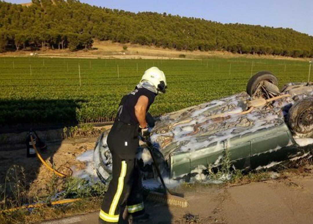 Bomberos de Navarra trabajando en el lugar de un accidente ocurrido en Falces