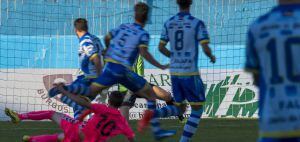 De esta forma Toni hizo el tercer tanto de la Cultural