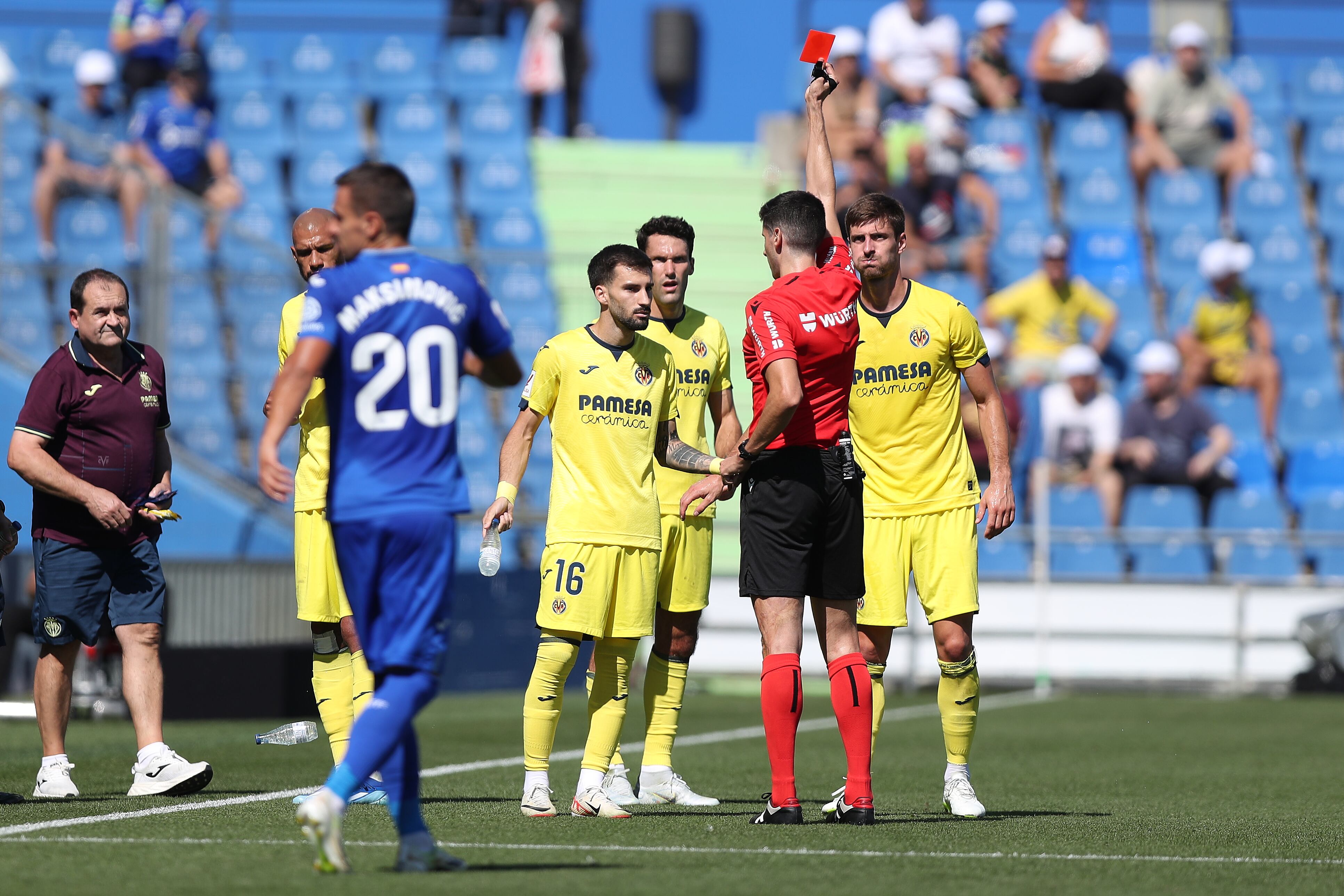 Álex Baena recibe tarjeta roja por agresión durante el encuentro ante el Getafe.