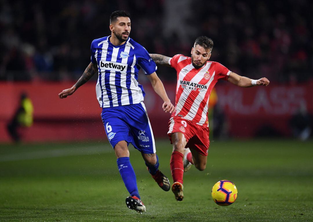 Guillermo Maripan y Portu en la disputa de un balón durante el partido