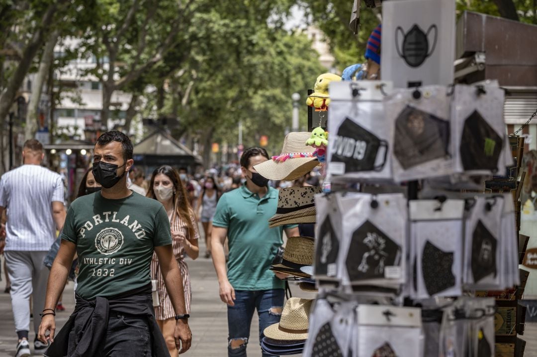 Viandantes por la calle en Barcelona. 