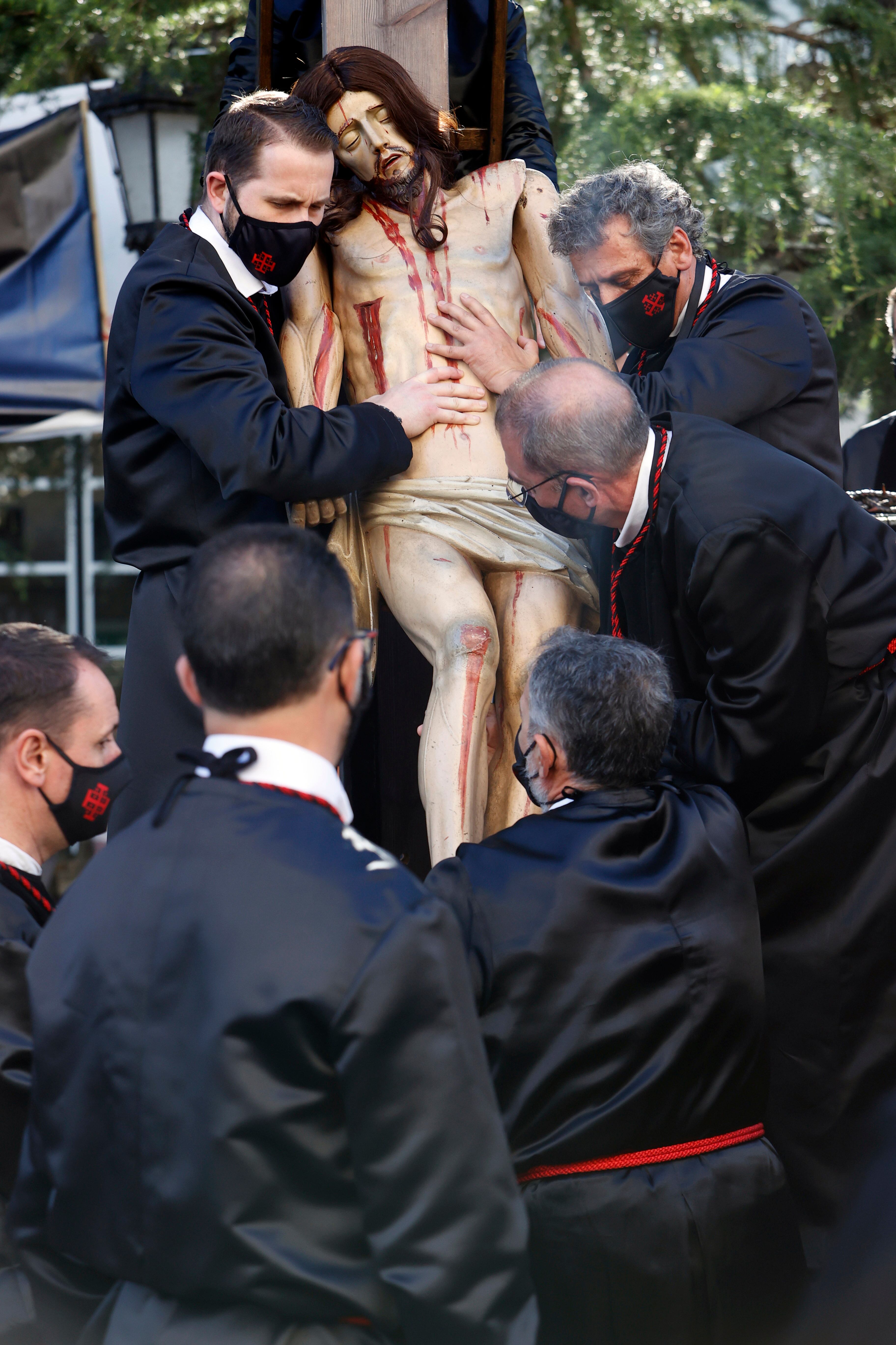 FERROL (A CORUÑA), 15/04/2022.- El Viernes Santo alcanza uno de sus momentos más importantes con la procesión del Santo Entierro que recupera tras más de un siglo la tradición del Desenclavo. EFE/kiko delgado
