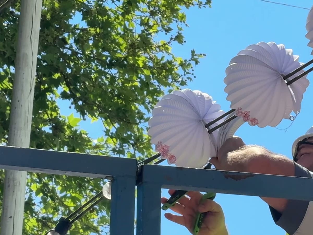 El buen tiempo adelanta la instalación de los farolillos del Real de la Feria