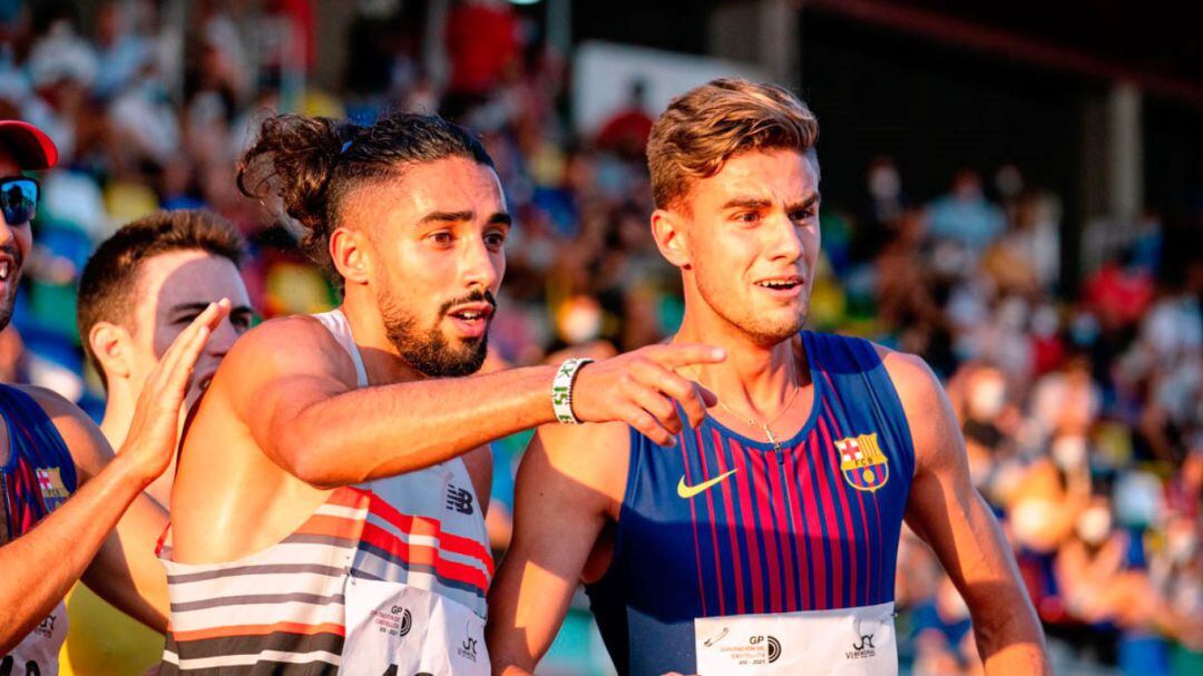 El atleta de Salentinos y Pablo Sánchez Valladares esperando el tiempo de la prueba.