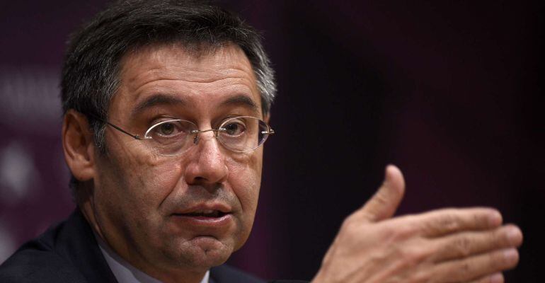 Barcelona&#039;s President Josep Maria Bartomeu gives a press conference at the Camp Nou stadium in Barcelona on January 7, 2015. Bartomeu was charged with tax fraud on February 3, 2015 over the signing of Brazilian star Neymar. AFP PHOTO/ LLUIS GENE