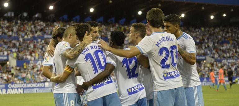 El Real Zaragoza celebra el gol de Javi Ros (2-0) contra el Rayo Majadahonda