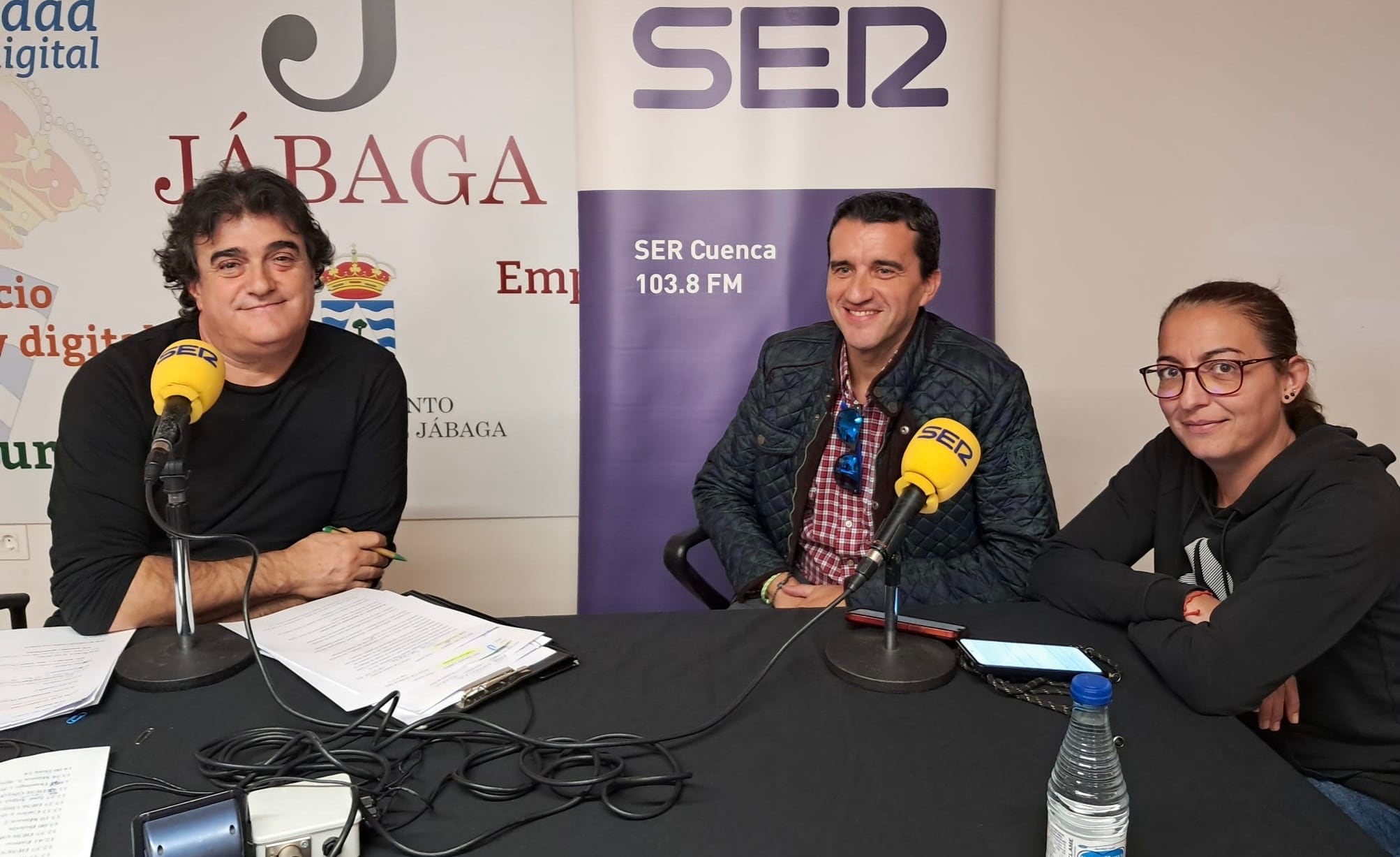 Paco Auñón (izq.), director y presentador de hoy por Hoy Cuenca, entrevista a los profesores José Ángel de Lerma y Virginia Domínguez.
