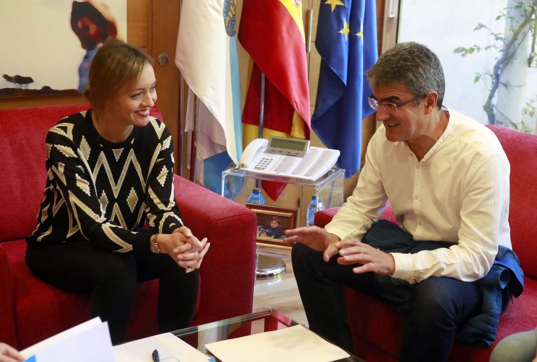 Fabiola García, conselleira de Política Social, y Antonio Lomba, alcalde de A Guarda, durante una reunión en Santiago.