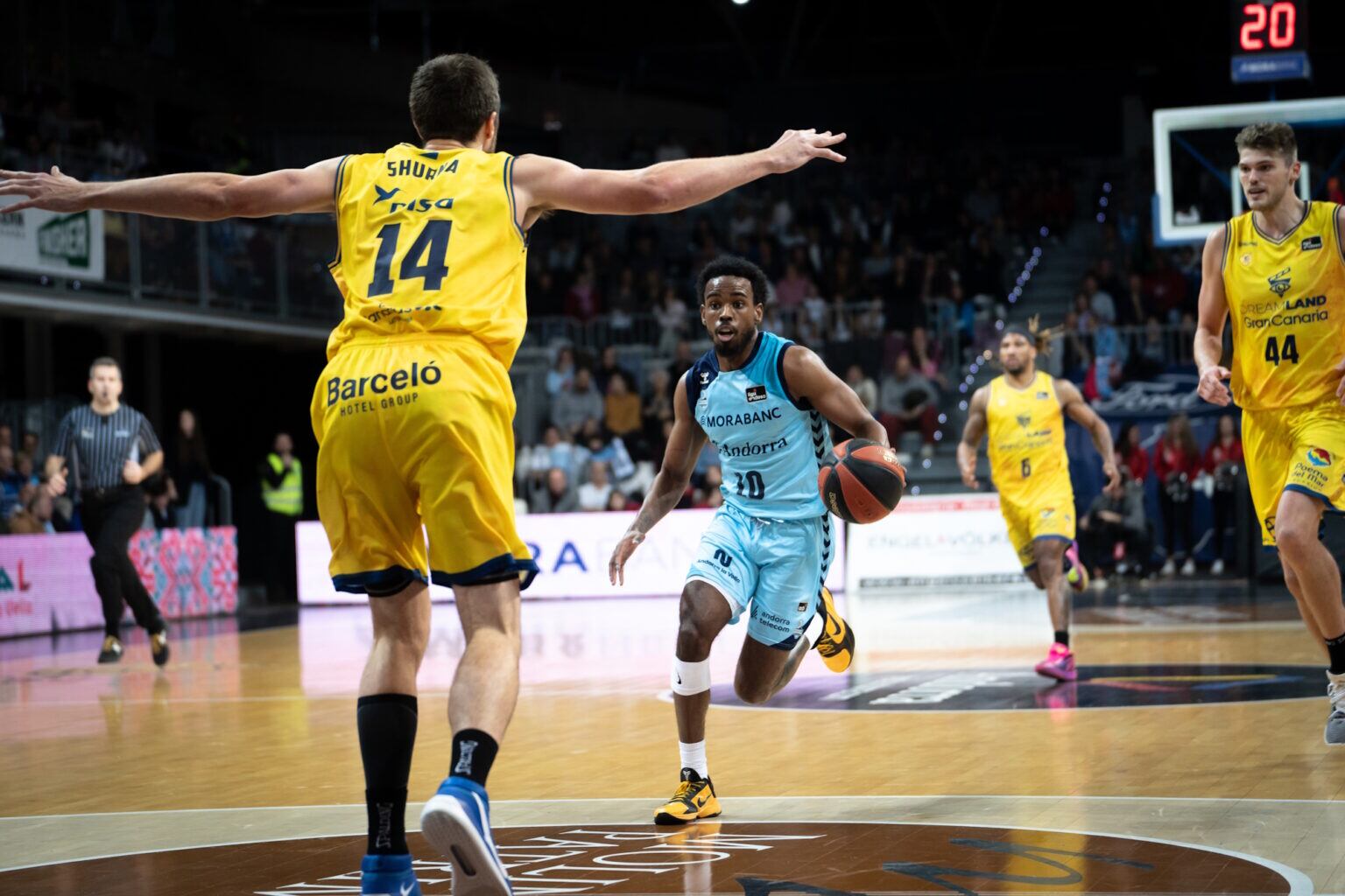 Jerrick Harding inicia una acció d'atac davant John Shurna en el duel de la primera volta disputat al Poliesportiu