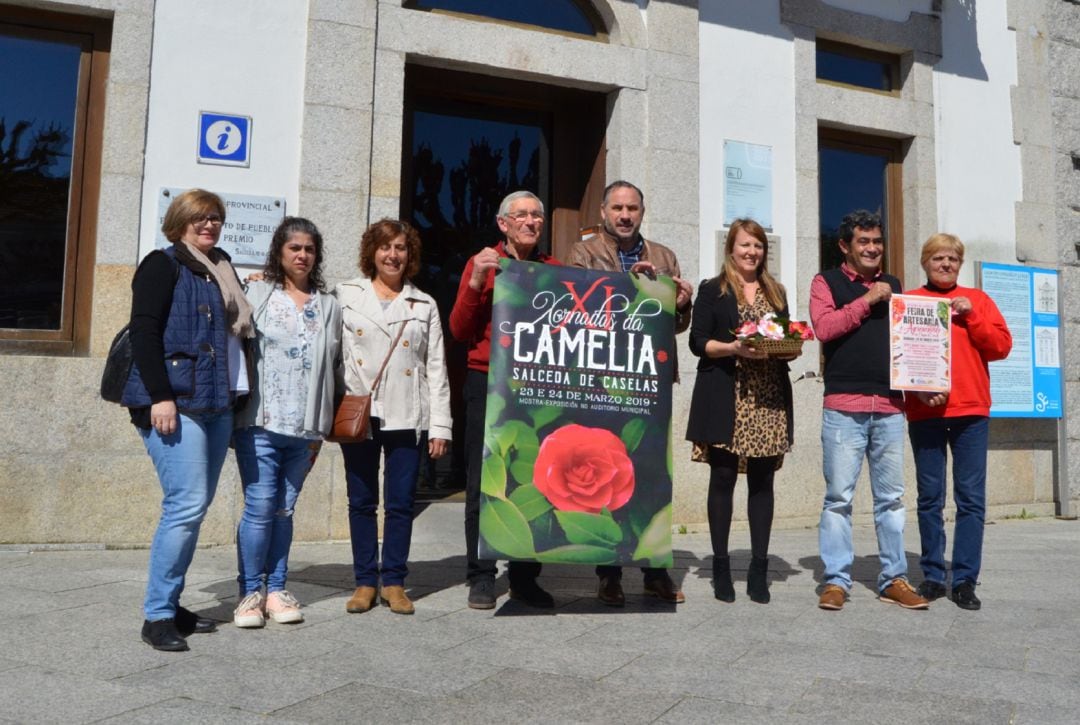 Impulsores y colaboradores de la XI Mostra da Camelia de Salceda de Caselas delante de la Casa da Cultura Castelao.