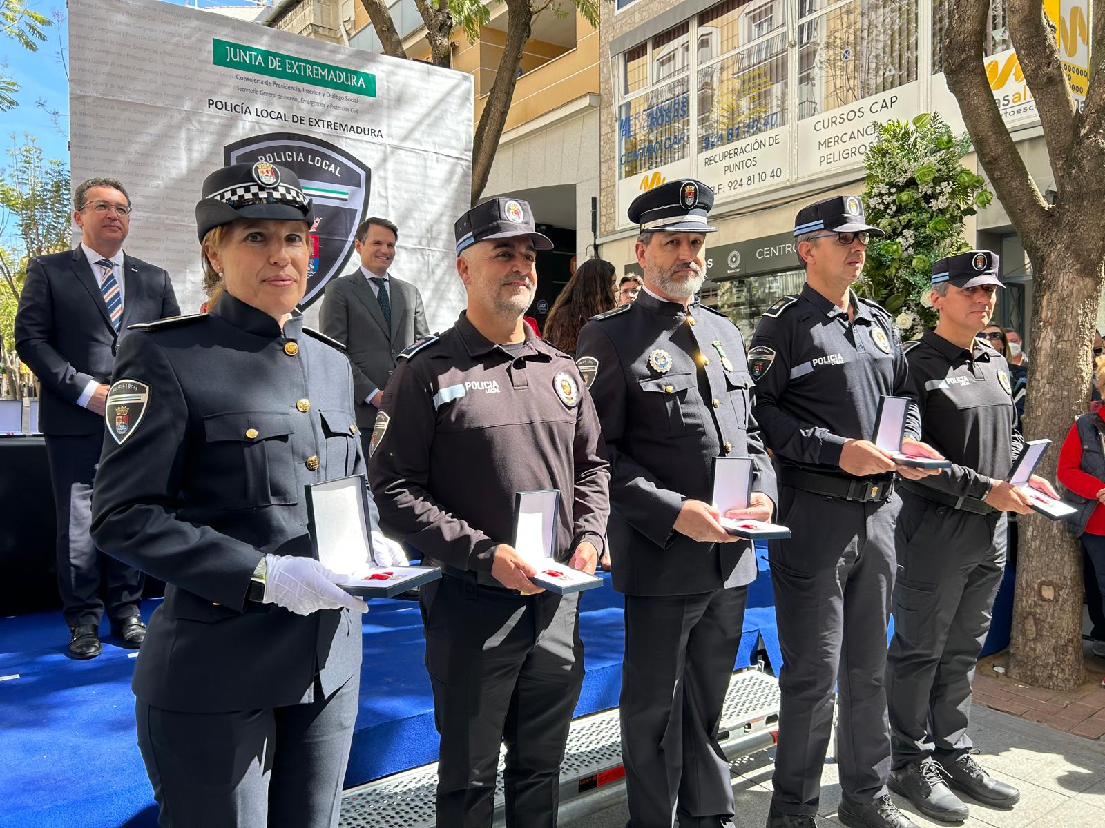 Algunos de los agentes reconocidos por sus más de 20 años de servicio en el cuerpo. JUNTA de EXTREMADURA