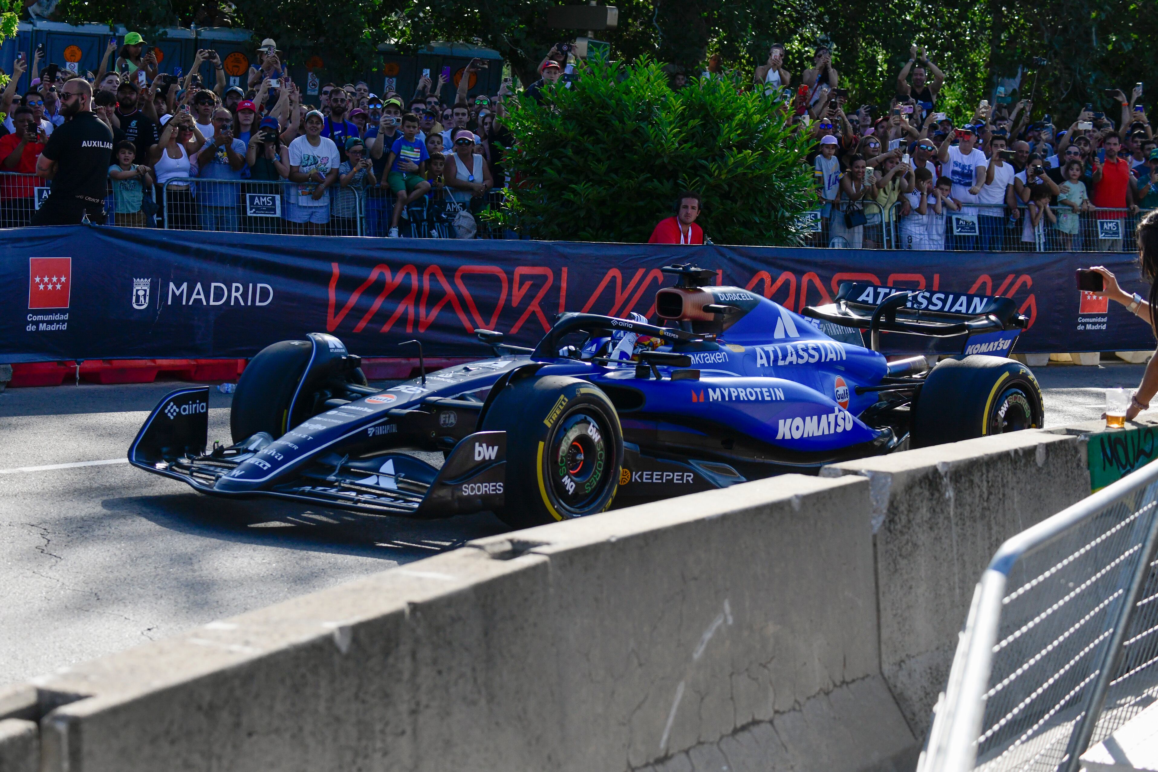 MADRID, 07/06/2025.- El piloto Carlos Sainz durante la exhibición ofrecida a los mandos del Williams FW45 por la parte urbana del futuro circuito Madring F1 que acogerá el GP de España de Fórmula Uno 2026. EFE/Víctor Lerena