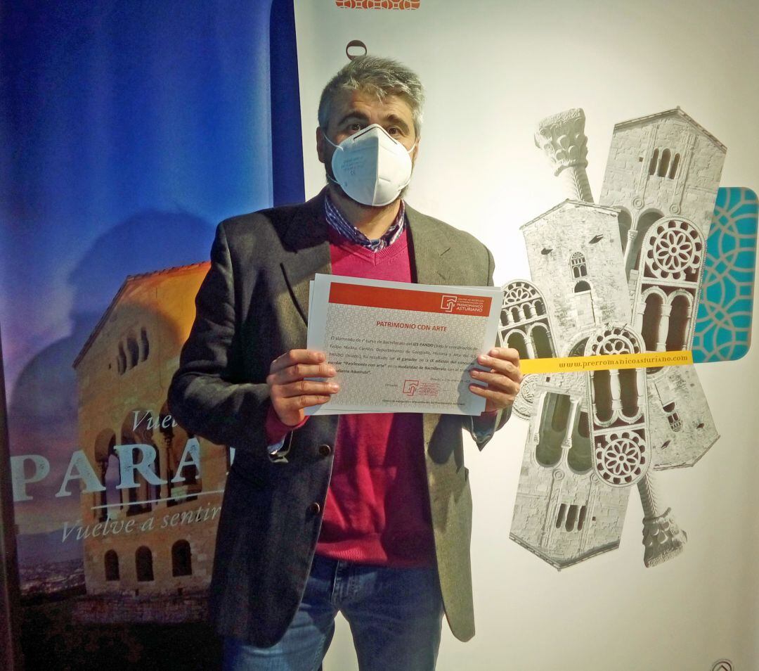 El historiador y profesor con su premio