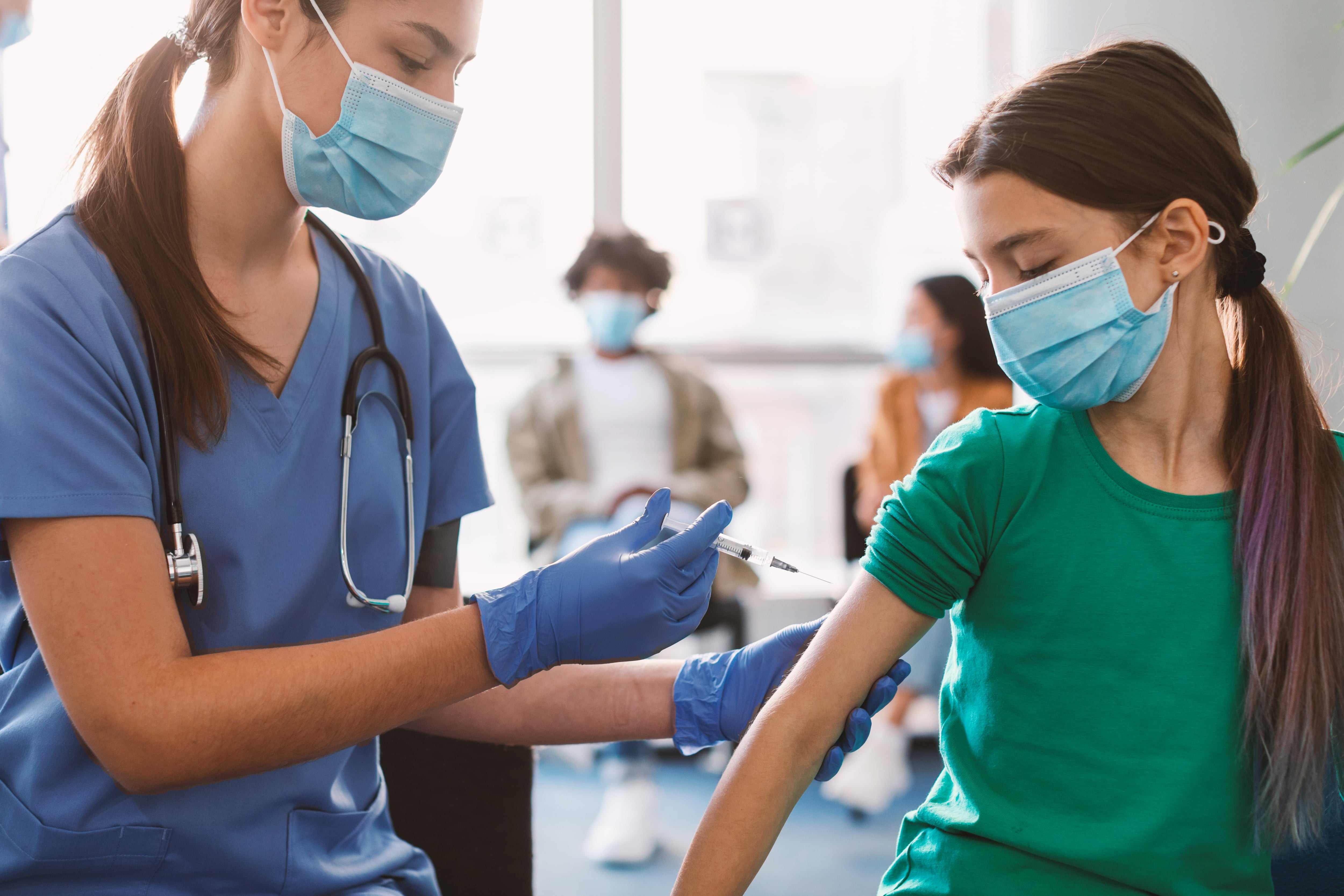 Médico vacuna a una niña