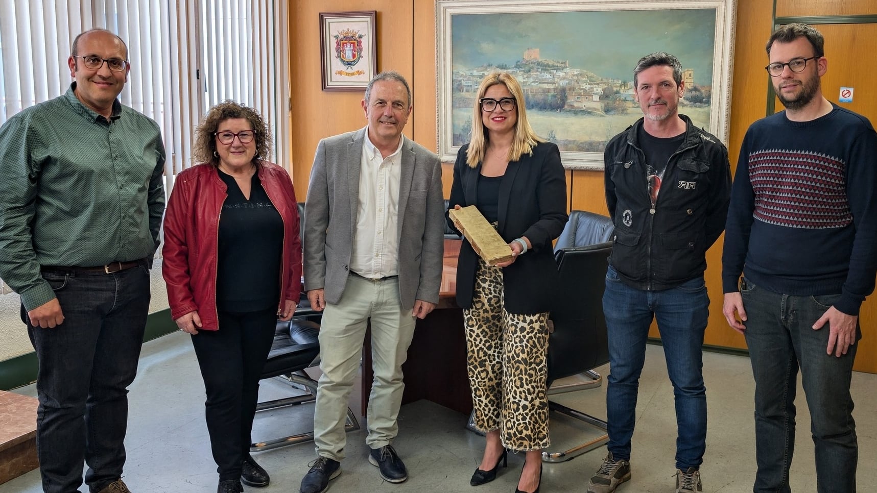 "Rafa Poveda, acompañado por la alcaldesa de Petrer y otros invitados durante la entrega del libro."