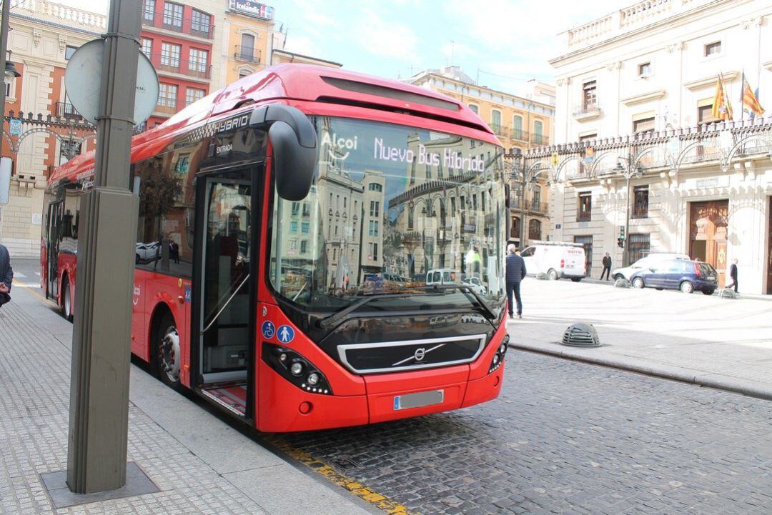 Un autobús híbrido de la línea de transporte público de Alcoy, en imagen de archivo.