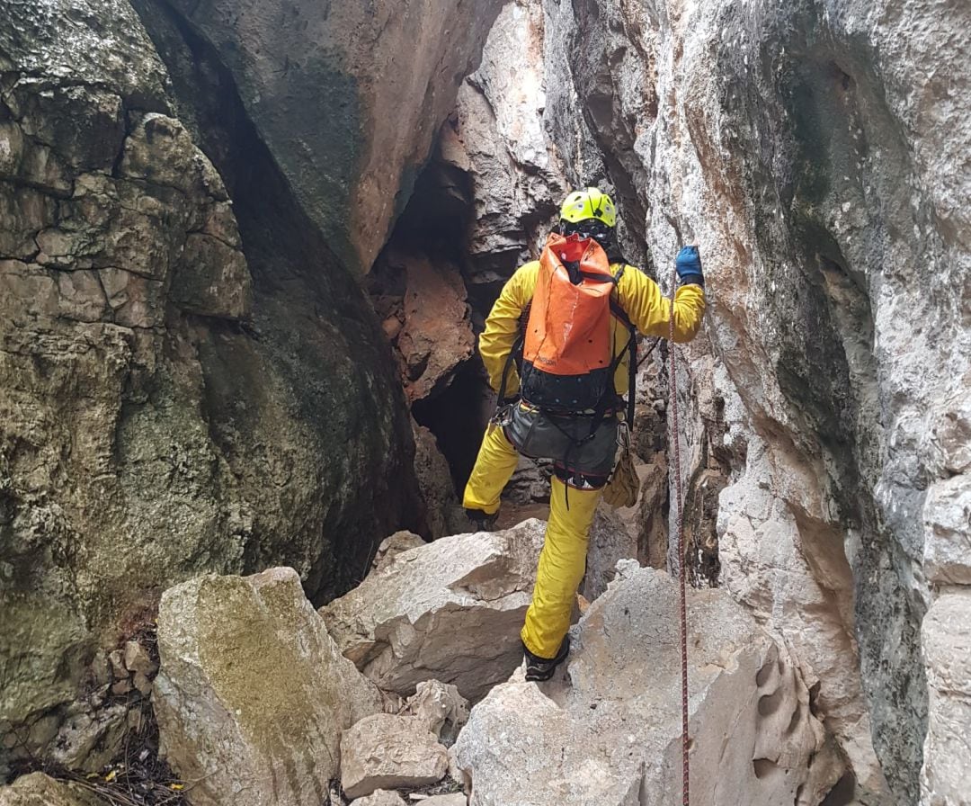 Bomberos del GERA buscan al joven desaparecido en Gandia 