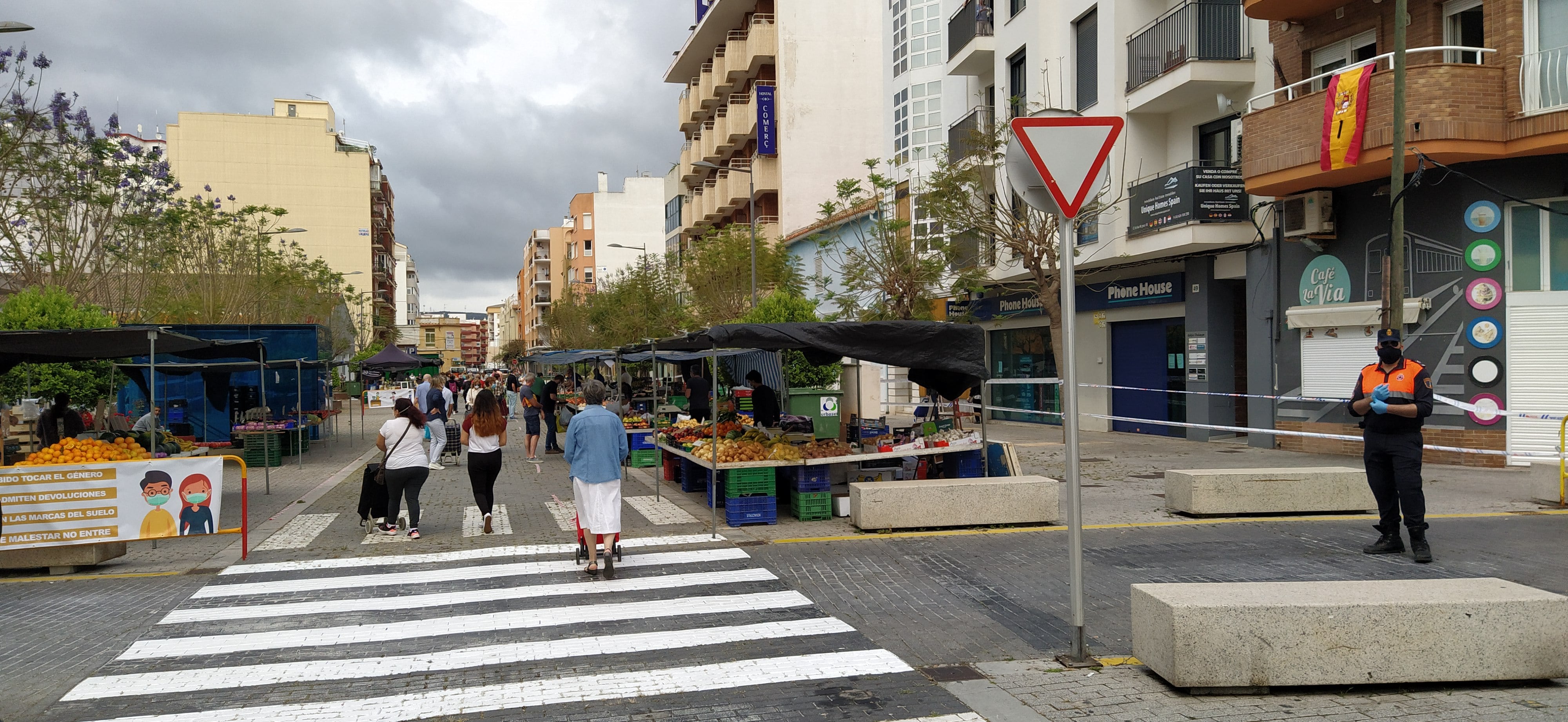 Imagen de archivo del mercadillo de fruta y verduras en Dénia.