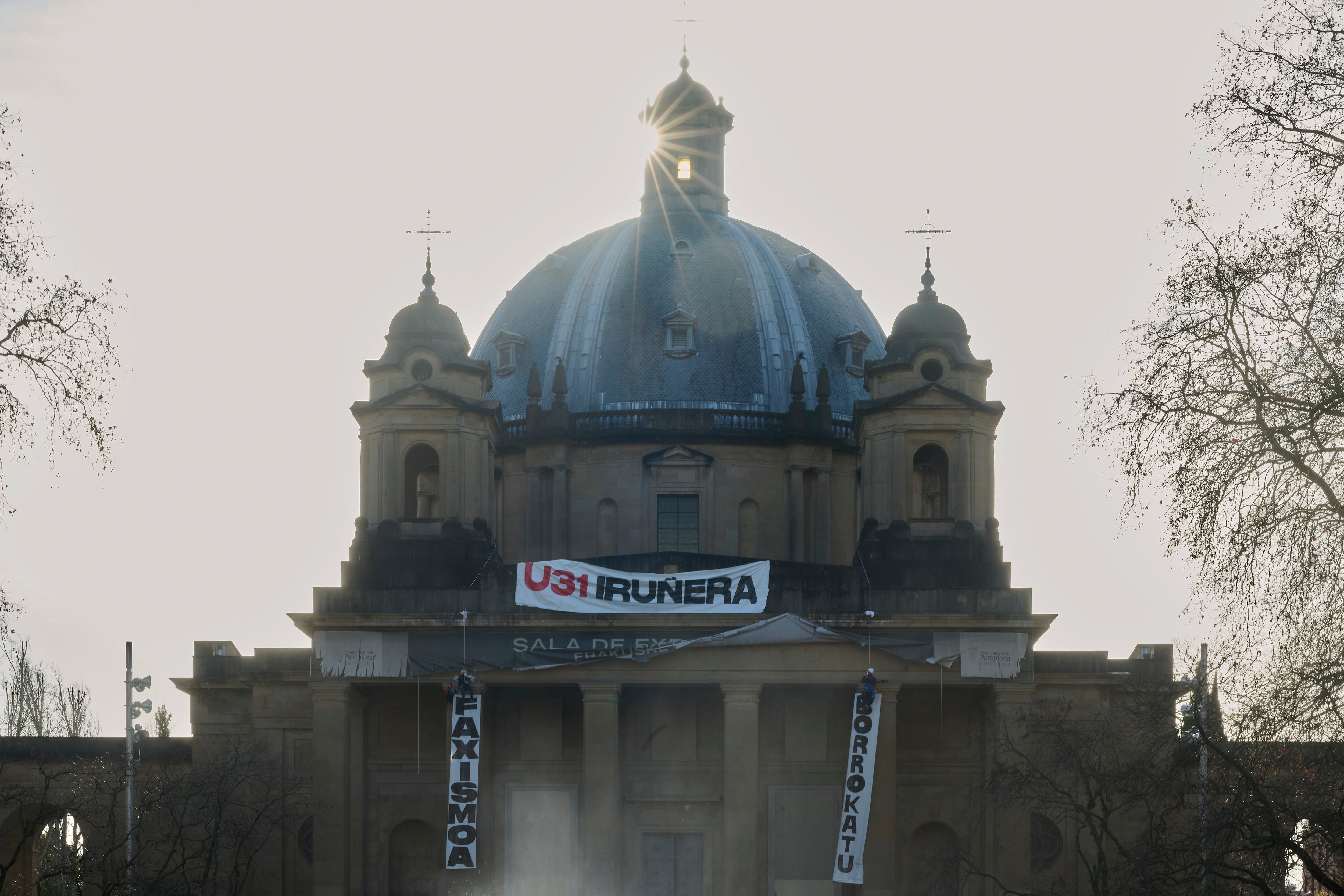 Activistas de GKS se cuelgan del Monumento a los Caídos en Pamplona