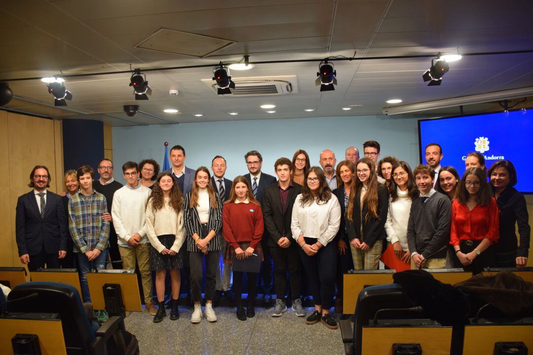 El Govern dels infants s'ha celebrat avui amb motiu del Dia mundial de la infància en la què un grup d'escolars han exercit de ministres per un dia.