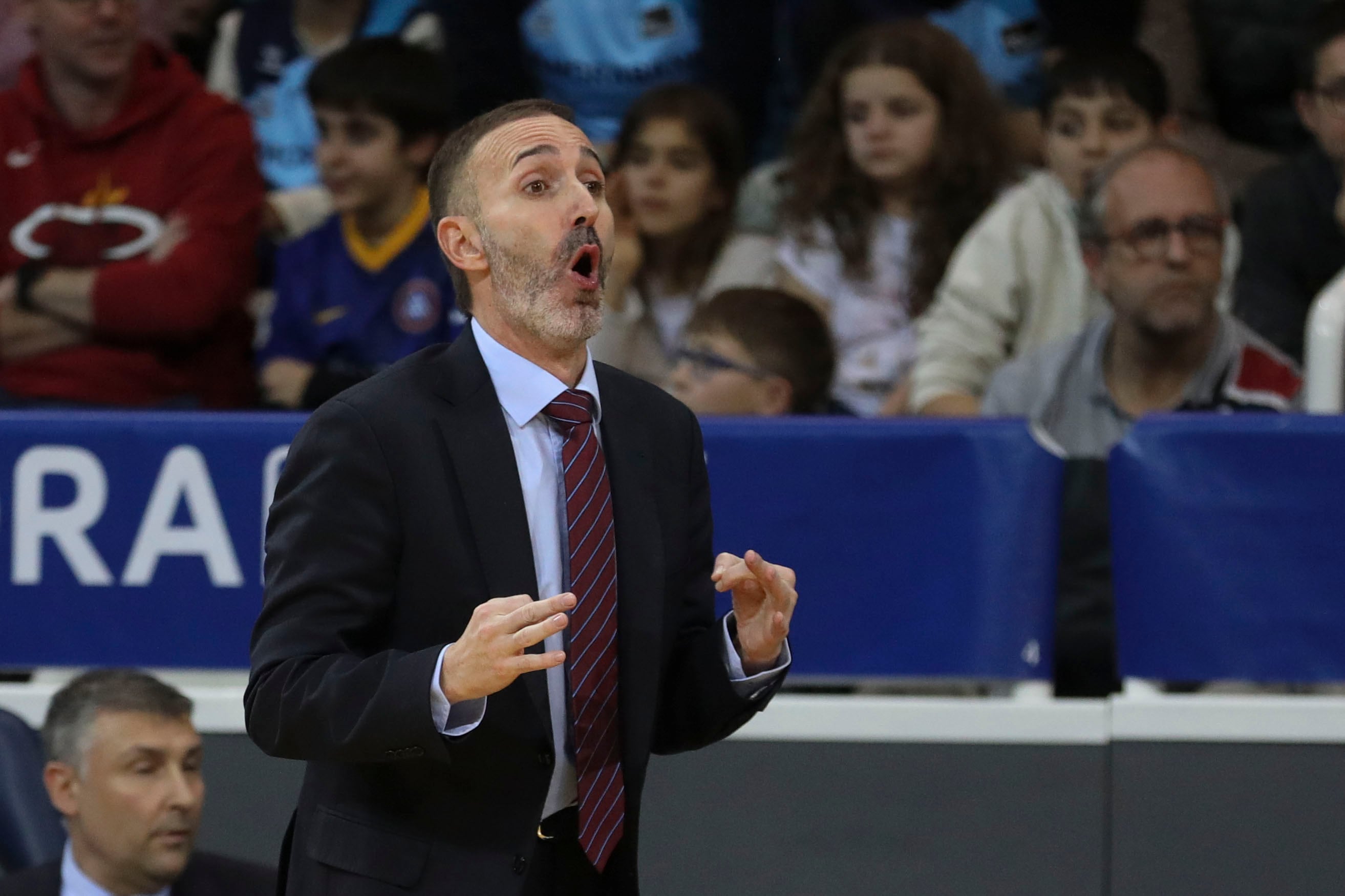 ANDORRA LA VELLA, 06/01/2024.- El entrenador del UCAM Murcia, Sito Alonso, gesticula este sábado, durante el partido de la decimoséptima jornada de la Liga Endesa de baloncesto, en el Polideportivo de Andorra. EFE/ Fernando Galindo
