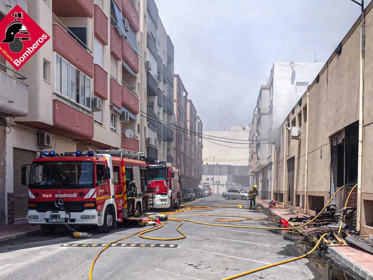 Incendio en una nave industrial en Monóvar