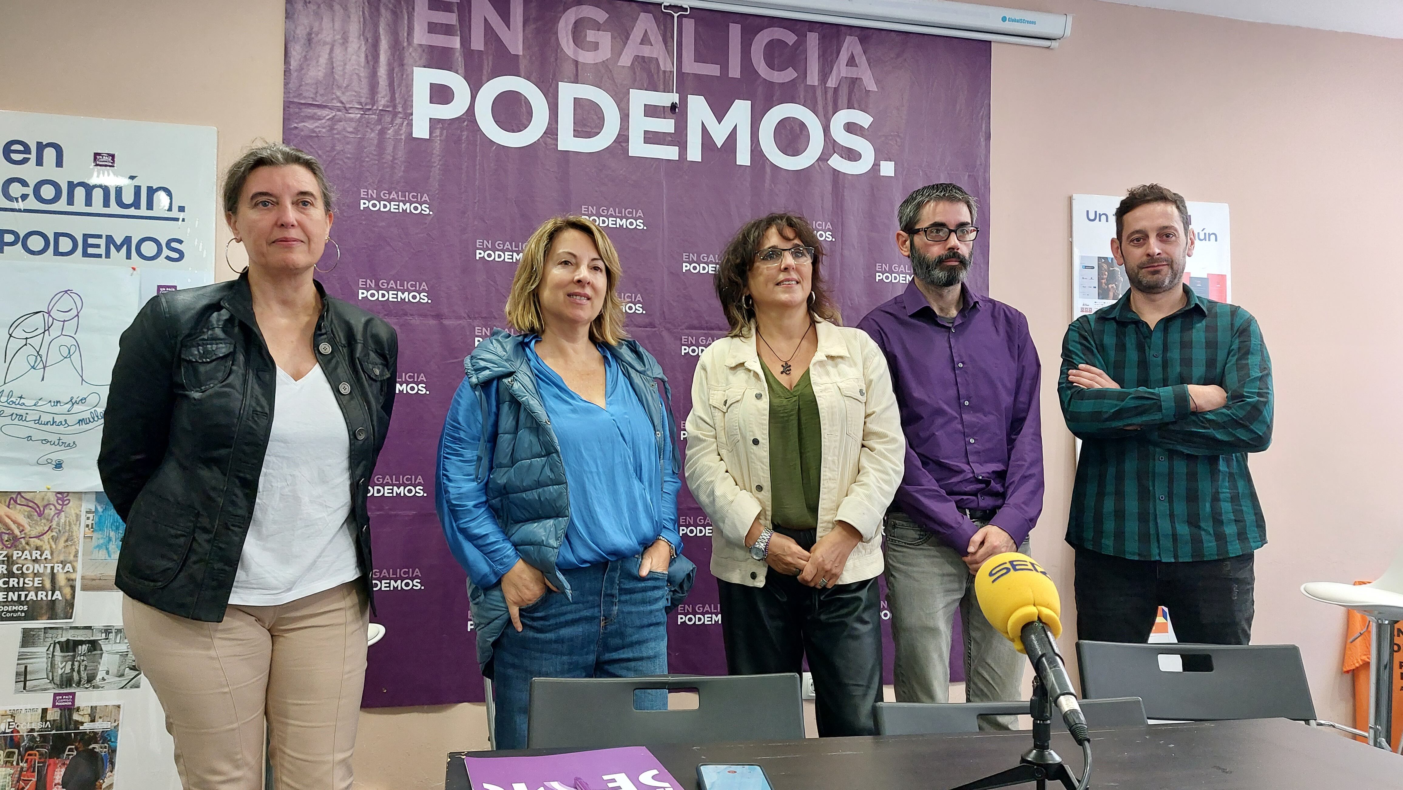 Miembros de Podemos en A Coruña con Isabel Faraldo en el centro