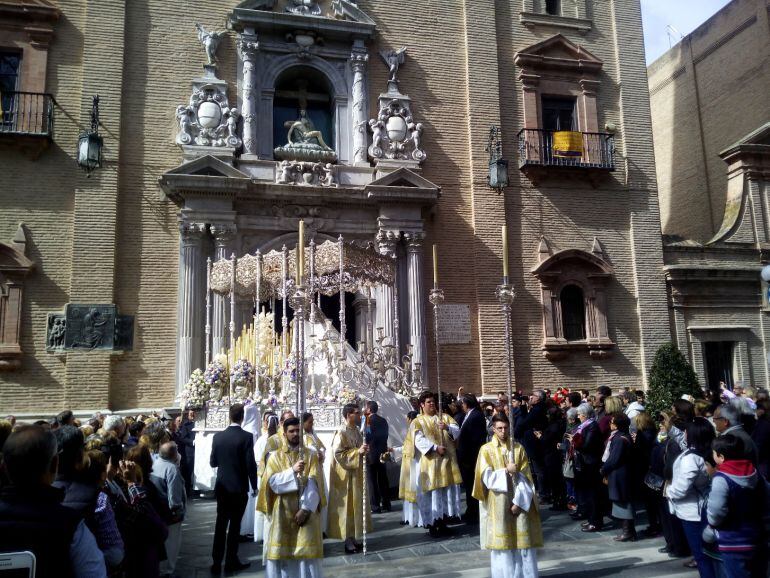La Virgen del Triunfo de la hermandad de Resurrección ante la basílica de la Virgen de las Angustias de Granada este Domingo de Resurrección
