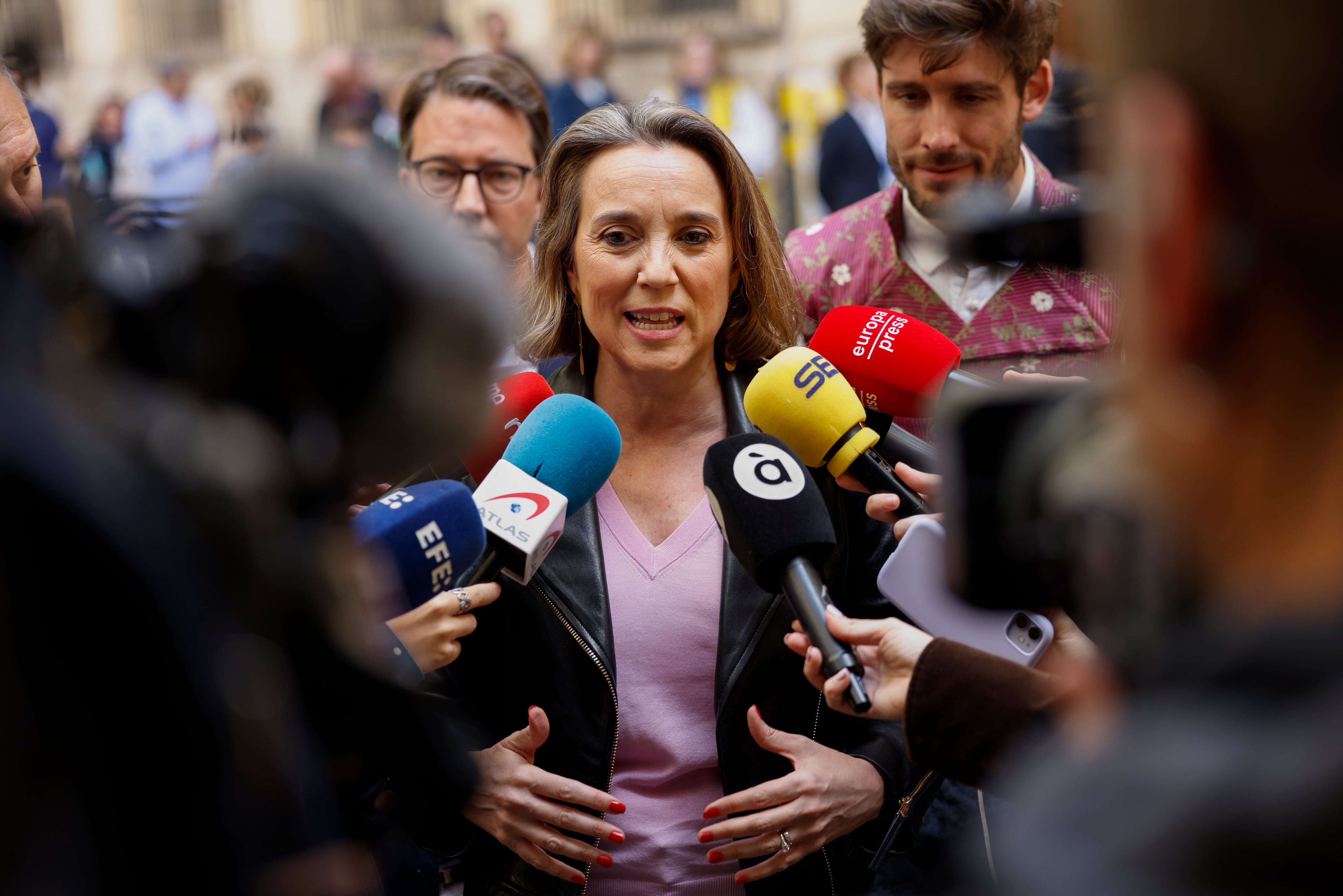 La secretaria general del PP, Cuca Gamarra, atiende a los medios de comunicación antes de asistir a la mascletà desde el balcón del Ayuntamiento de València.