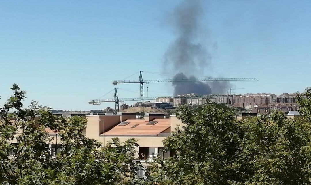 El humo del incendio fue visible a varios kilómetros 