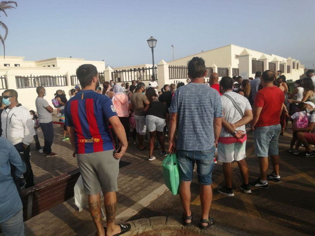 Aglomeración de padres en el CEIP de Playa Blanca.