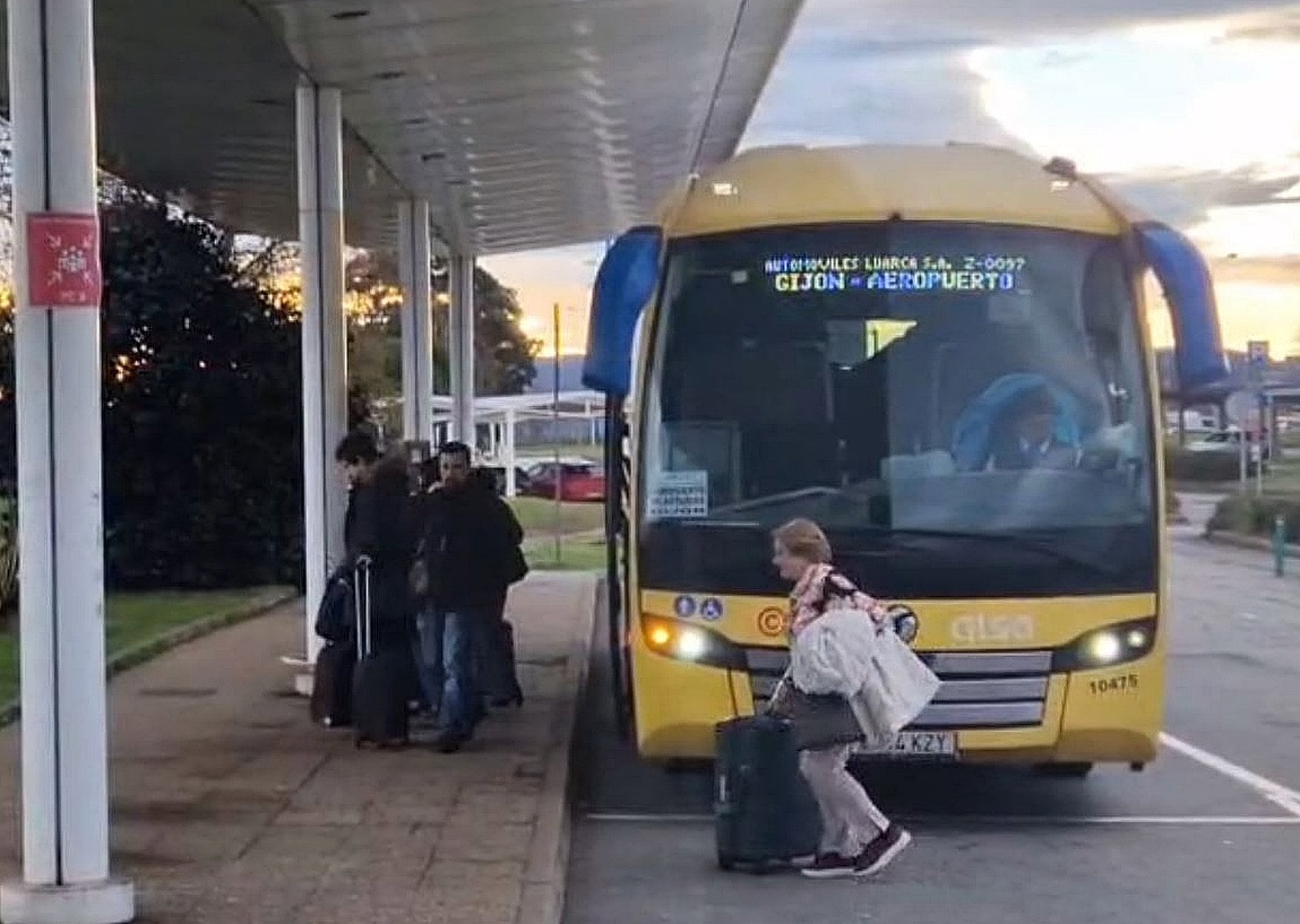 Un autobús en el Aeropuerto de Asturias.