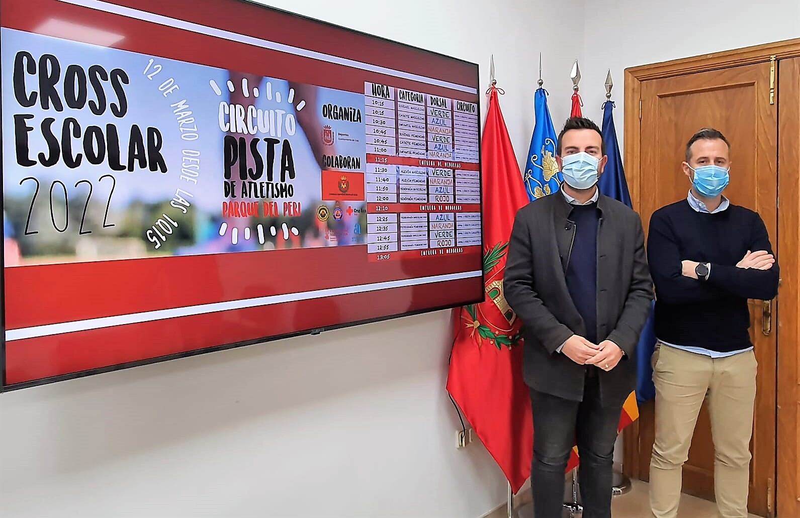 El edil de Deportes de Elda, Fernando Gómez (I), con el coordinador del área, Chema Martínez